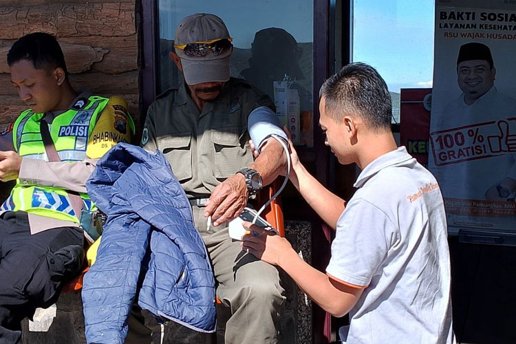 Saat petugas medis RSU Wajak Husada memeriksa salah satu peserta Yadnya Kasada. (FOTO: AJP TIMES Indonesia)