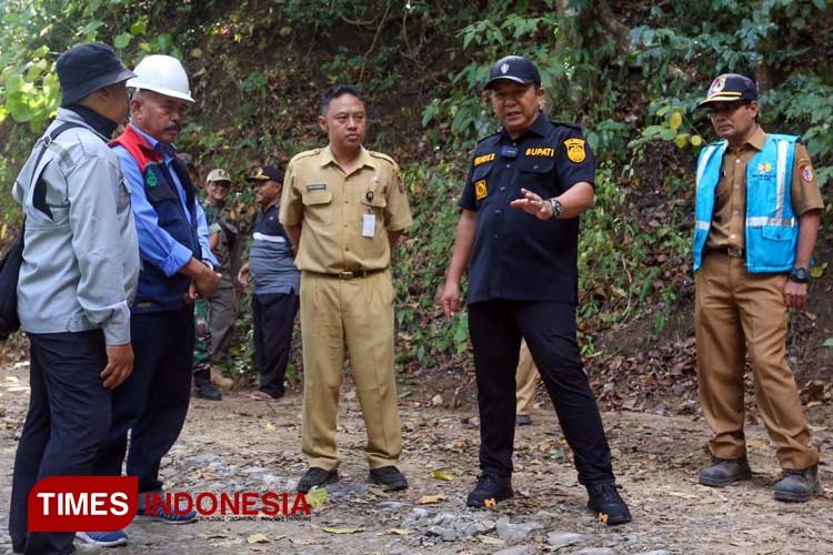 Bupati Jember Hendy Siswanto bersama jajarannya saat meninjau perbaikan jalan di kawasan Taman Nasional Meru Betiri. (M. Abdul Basid/TIMES Indonesia)