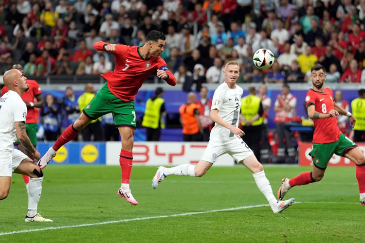 Kapten Timnas Portugal, Cristiano Ronaldo melawan Slovenia (Foto: AP Photo/Ariel Schalit)