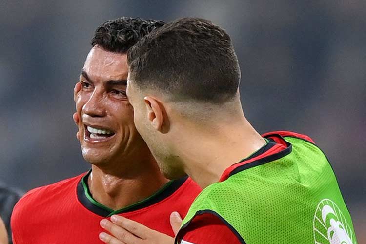 Cristiano Ronaldo menangis usai tendangan penaltinya ditepis kiper Slovenia Jan Oblak dalam laga 16 besar Euro 2024. 
