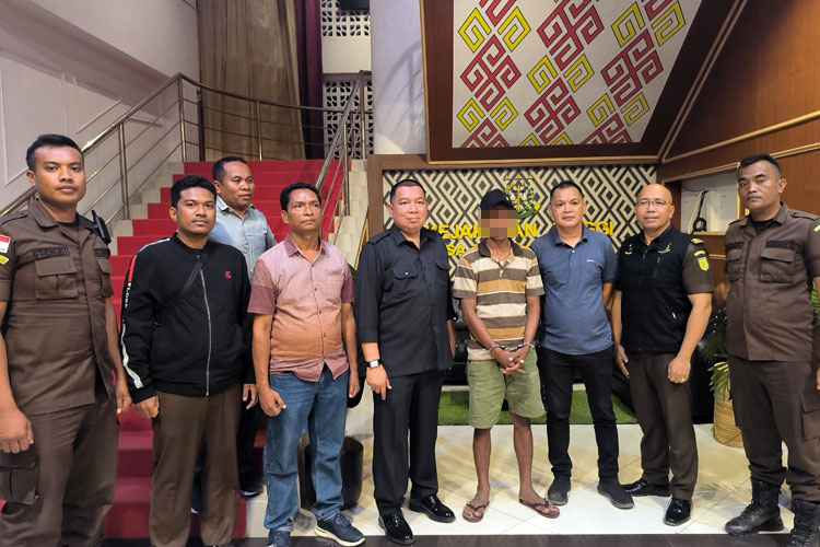 Tim Tabur saat penangkapan dan mengamankan DPO Laka Lantas di Kab. Kupang. (FOTO: Humas Kejati NTT)