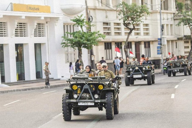 Wali Kota Surabaya, Eri Cahyadi bersama Ketua TP PKK, Rini Indriyani saat mencoba paket mobil jeep kuno berkeliling Kota Lama, beberapa waktu lalu. (Foto: Ig Surabaya)