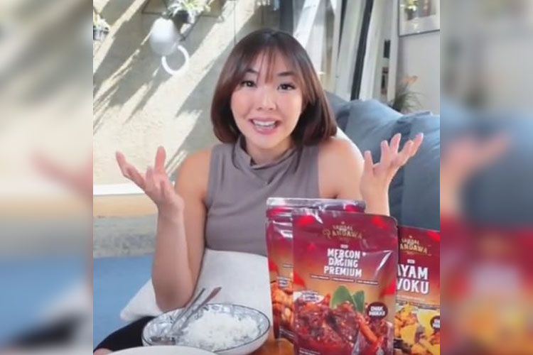 Salah satu pilihan makanan instan yang diandalkan Gisel adalah Sambal Mak Pandawa (Foto: Istimewa)