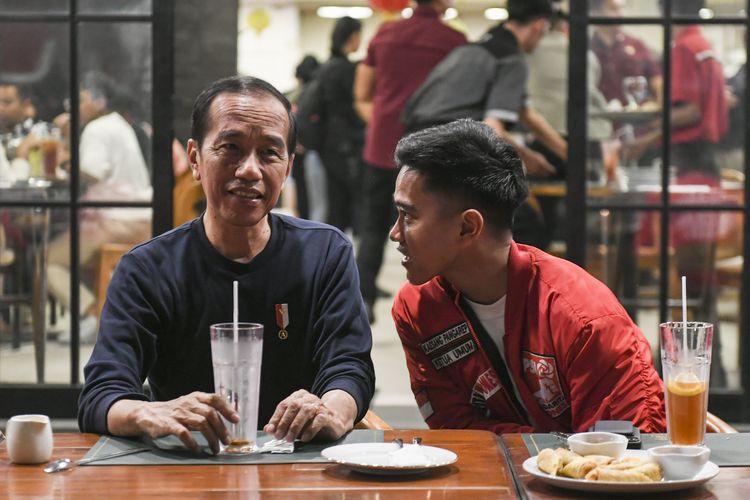 Presiden Jokowi bersama Kaesang Pangarep. (FOTO: Antara)