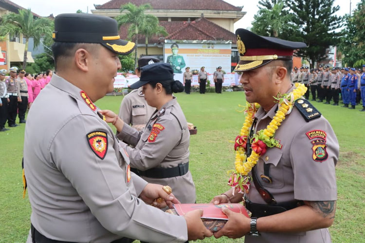 Kapolresta Denpasar saat memimpin upacara sertijab dan kenaikan pangkat. (Foto: Humas Polresta Denpasar for TIMES Indonesia)