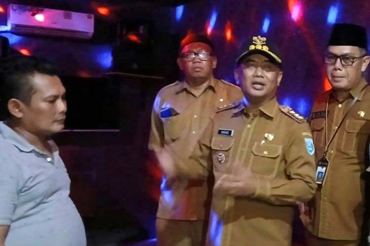 Pj Bupati Probolinggo melakukan inspeksi mendadak di tempat karaoke yang sebelumnya telah ditutup. (Foto: Saiful for TIMES Indonesia)