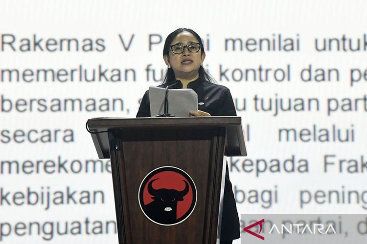 Ketua DPP PDI Perjuangan Puan Maharani membacakan rekomendasi eksternal saat penutupan Rapat Kerja Nasional (Rakernas) V PDI Perjuangan di Beach City International Stadium, Ancol, Jakarta, Minggu (26/5/2024). (Foto: ANTARA FOTO/M Risyal Hidayat/rwa)