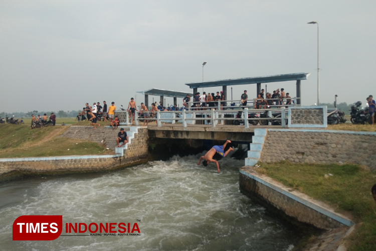 Airnya Bersih, Sungai di Perak Jombang Ini Jadi Wahana Renang Anak-anak 