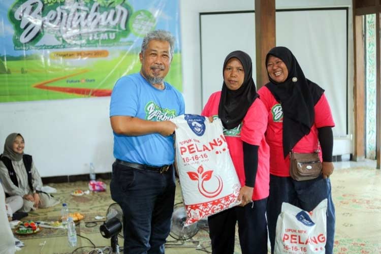 VP TJSL Pupuk Kaltim Sugeng Suedi Bersama Petani Babadan Lakukan Program PKT BISA (Foto: Pupuk Kaltim For TIMES Indonesia)