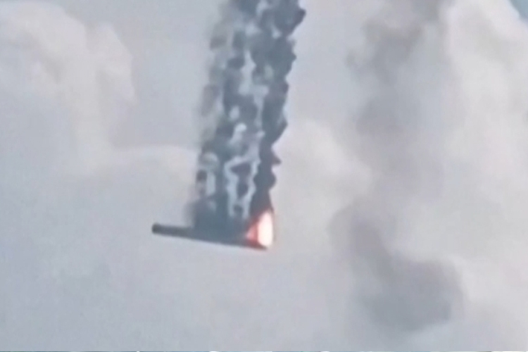 Detik detik saat roket Tianglong-3 jatuh sebelum menghempas bumi dan meledak.(FOTO: Screenshot The New York Times)
