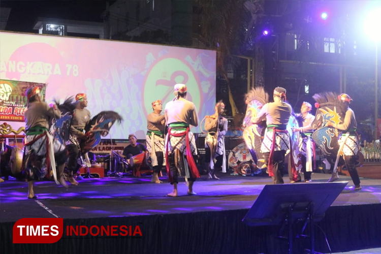 Pertunjukan seni Tarian Sente Rewe nyalakan malam tasyakuran HUT ke-78 Bhayangkara Polres Pacitan. (FOTO: Yusuf Arifai/TIMES Indonesia)