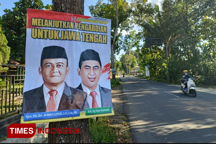 Banner Taj Yasin yang disandingkan dengan Kapolda Jateng, Irjen Pol Ahmad Luthfi sudah banyak terpasang, namun tidak diketahui siapa pemasangnya. (FOTO: Hermanto/ TIMES Indonesia)