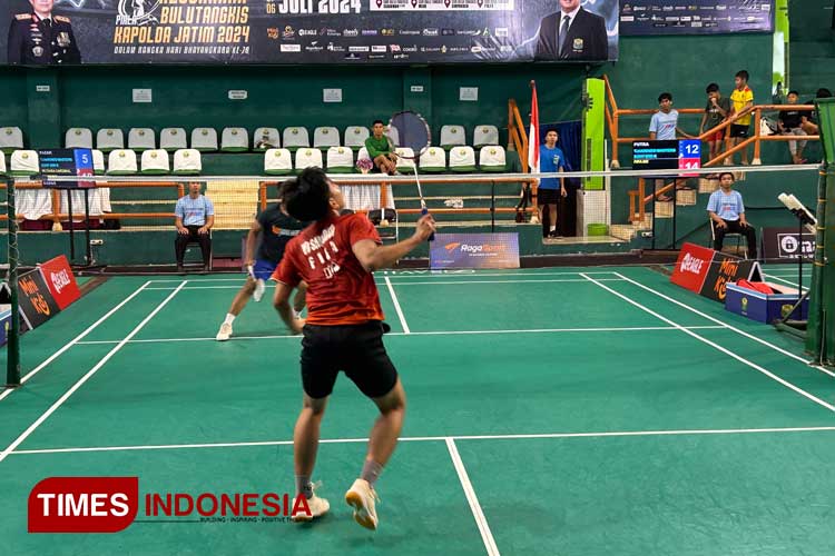 Pertandingan tunggal putra dalam ajang Kejuaraan Bulu Tangkis Kapolda Jatim 2024 di GOR Sudirman Surabaya, Rabu (3/7/2024). (Foto: Lely Yuana/TIMES Indonesia)