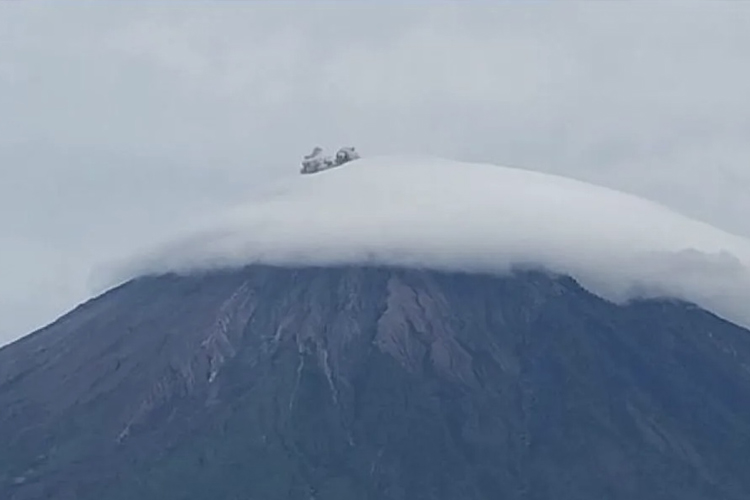 Gunung Semeru Lumajang Erupsi, Abu Vulkanik Mencapai 700 Meter