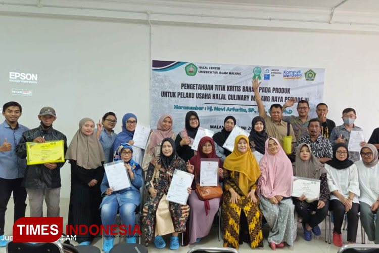 Narasumber Hj. Novi Arfarita, SP, MP, M.Sc, Ph.D saat memaparkan materi pelatihan proses produksi halal kepada pelaku UMK Malang Raya.