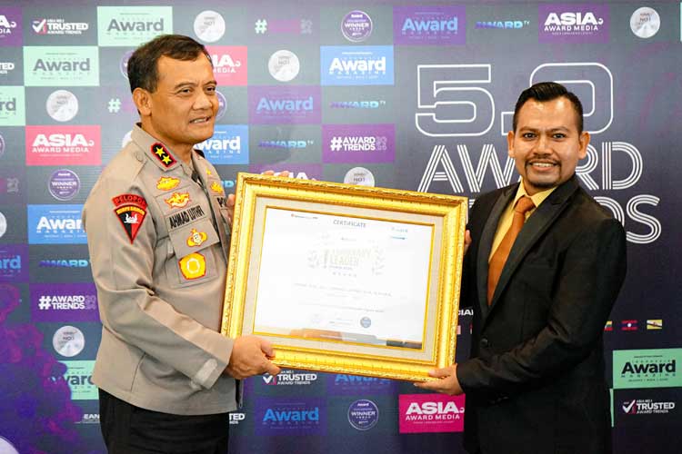 Ketua Panelis Indonesia Award Magazine, Dr Ketut Abid Halimi, SPdI, MPd, CHt saat memberikan piagam penghargaan kepada Irjen Pol Ahmad Luthfi. (FOTO: Dok. Bid Humas Polda Jateng)
