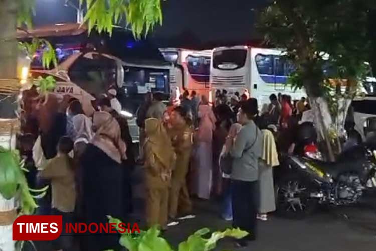 Ratusan Jemaah haji Indonesia asal Pemalang tiba di Pendopo Kabupaten. (Foto: Ragil/TIMES Indonesia)