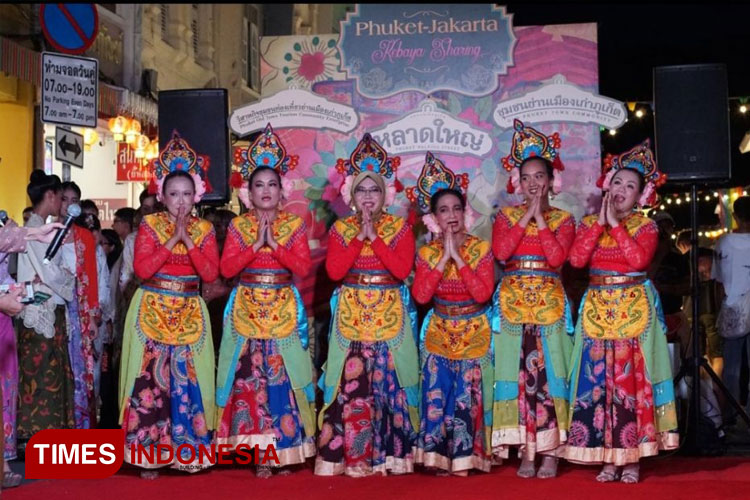 Anggota Komunitas Kebaya Menari tampil dalam agenda Kebaya Kelana-Susur Serumpun di Phuket Thailand.(Dok.Kebaya Menari).