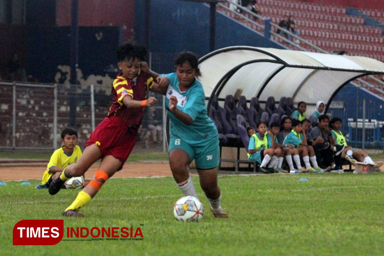 Laga IPK vs Srikandi Majapahit di Stadion Brawijaya Kota Kediri. (Foto: Yobby/TIMES Indonesia)