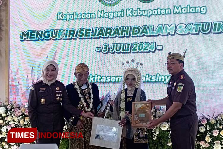 Kepala Kejati Jatim, Dr Mia Amiati, SH, MH, didampingi Kepala Kejari Kabupaten Malang, Rachmat Supriady, usai menyerahkan mahar dan tali asih kepada salah satu mempelai, di acara Isbat Nikah Masal, yang digelar Kejari Kepanjen, Kabupaten Malang.