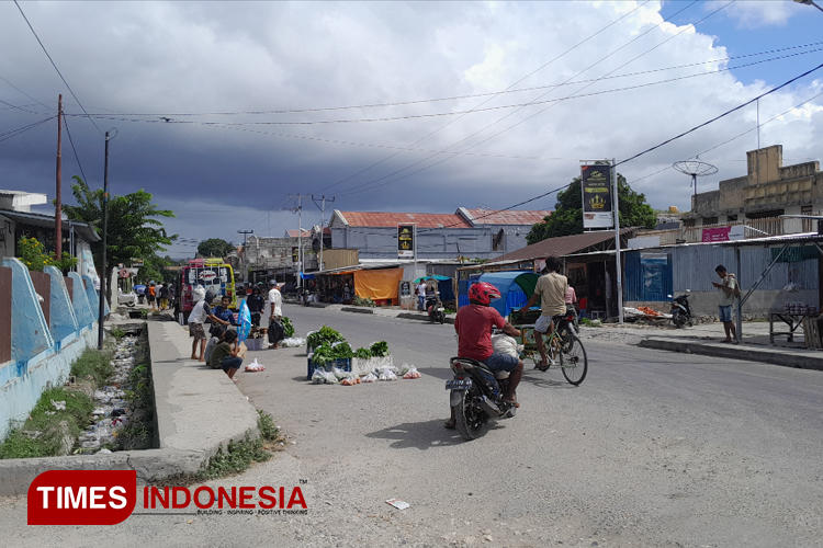 PKL saat berjualan di jalan-jalan sepanjang pasar Inpres Kota Waingapu. (FOTO: Habibudin/TIMES Indonesia)