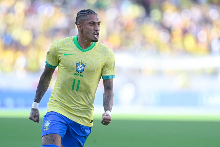 Raphinha mencetak gol lewat tendangan bebas untuk membantu Brasil meraih hasil imbang 1-1 atas Kolombia. Kedua tim lolos ke perempat final Copa America 2024. (foto: copaamerica)