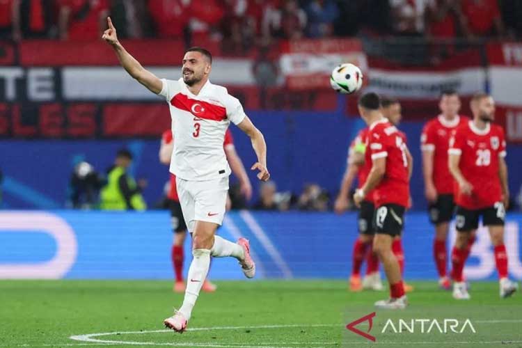 Bek Turki Merih Demiral merayakan gol yang dicetaknya ke gawang Austria pada pertandingan 16 besar Piala Eropa 2024 di Stadion RB Leipzig, Selasa (2/7/2024). (ANTARA/AFP/RONNY HARTMANN)