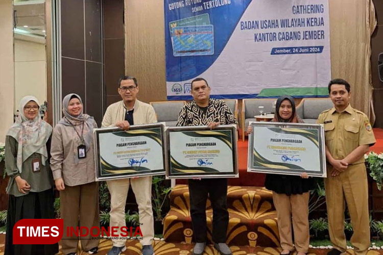 Penghargaan Badan Usaha yang Loyal Jalankan Regulasi JKN. (FOTO: AJP TIMES Indonesia)