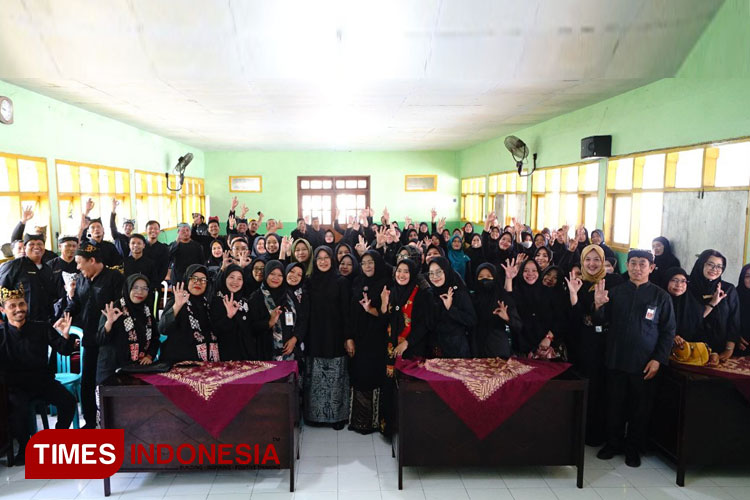 Bupati Banyuwangi, Ipuk Fiestiandani Azwar Anas foto bersama dengan ASN, P3K, dan guru-guru di Aula Korwilkersatdik Rogojampi dalam program edukasi literasi keuangan: (Foto: Humas Pemkab Banyuwangi for TIMES Indonesia