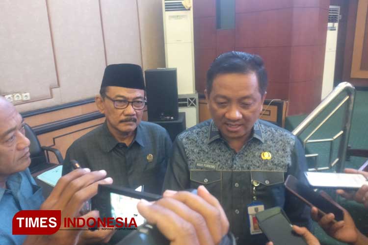 Ketua DPRD Jombang Mas'ud Zuremi dan Sekretaris Daerah Kabupaten Jombang Agus Purnomo saat memberi keterangan kepada wartawan usai agenda Rapat Paripurna di Gedung DPRD Jombang. (FOTO: Rohmadi/TIMES Indonesia)