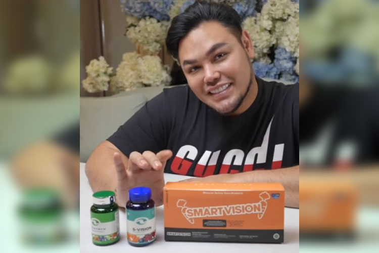 Ivan Gunawan menggunakan produk Smart Vision sebagai solusi alami yang efektif untuk menjaga kesehatan mata. (Foto: Istimewa)