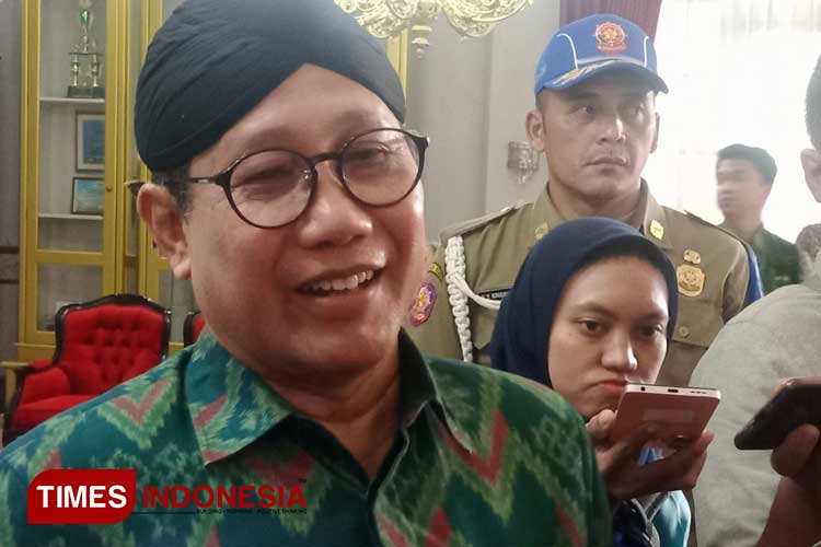 Menteri Desa dan PDTT Abdul Halim Iskandar, usai pertemuan dengan Bupati Malang HM Sanusi di Pringgitan Pendopo Agung Kabupaten Malang, Kamis (4/7/2024). (Foto: Amin/TIMES Indonesia)