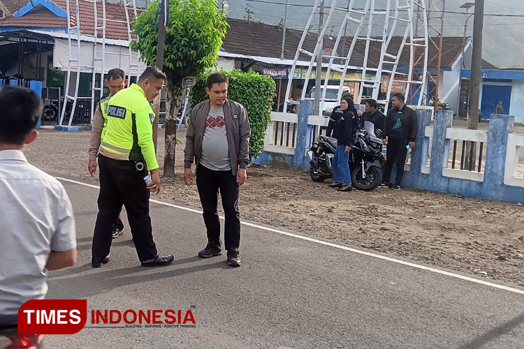 Satlantas Polres Pacitan olah TKP kecelakaan di Jalan Pacitan-Ngadirojo. (FOTO: Yusuf Arifai/TIMES Indonesia)