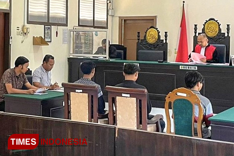 Tiga tersangka menjalani sidang di Pengadilan Negeri Kota Probolinggo. (Foto: Humas Polres for TIMES Indonesia)