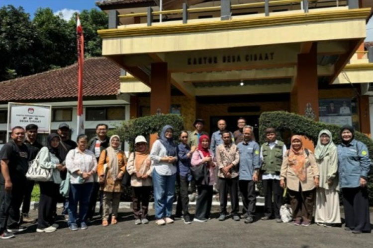 UNJ saat mengadakan kegiatan pengabdian pada masyarakat bagi warga desa Cisaat (Foto: Humas UNJ)