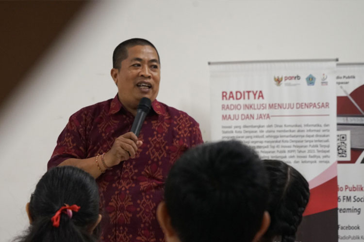 Akademisi Universitas Warmadewa saat menjadu Narasumber bimtek Penyiaran di Diskominfo dan Statistik Kota Denpasar. (FOTO: Istimewa)