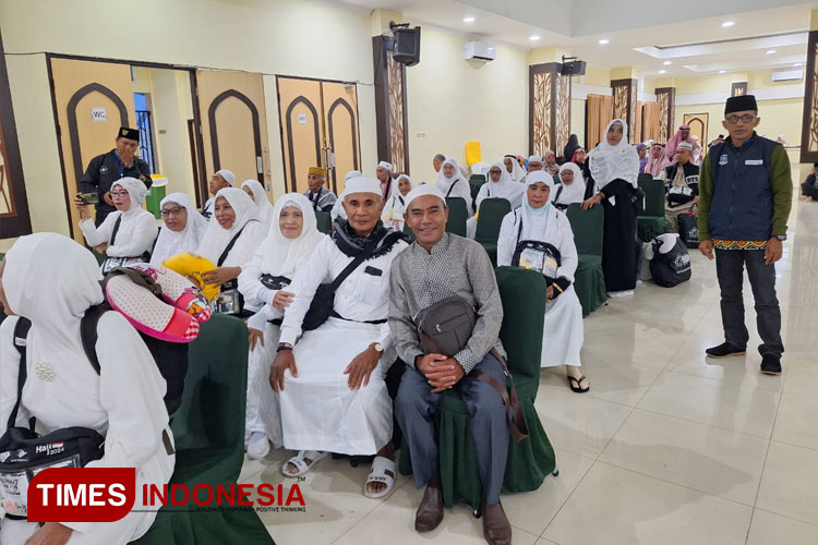 Kepala Kemenag Morotai, M Qubais Baba saat bersama jemaah haji Morotai di Ternate. Kamis (4/7/2024). (FOTO: Qubais For TIMES Indonesia).