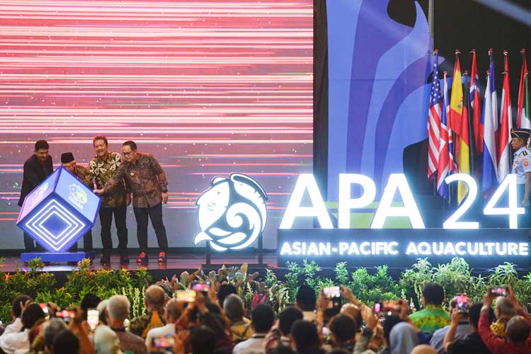 Pj Gubernur Adhy saat mendampingi Wapres Ma'ruf Amin membuka Asian Pacific Aquaculture (APA) 24 di Grand City Convention & Exhibition Hall Surabaya, Kamis (4/7/2024). (Foto: Dok. Humas Pemprov Jatim)