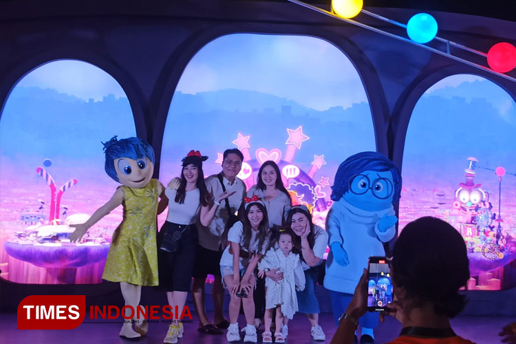 Keseruan Warga Surabaya Bertemu Karakter Disney, Pengunjung: Tak Usah Jauh-jauh ke Disneyland