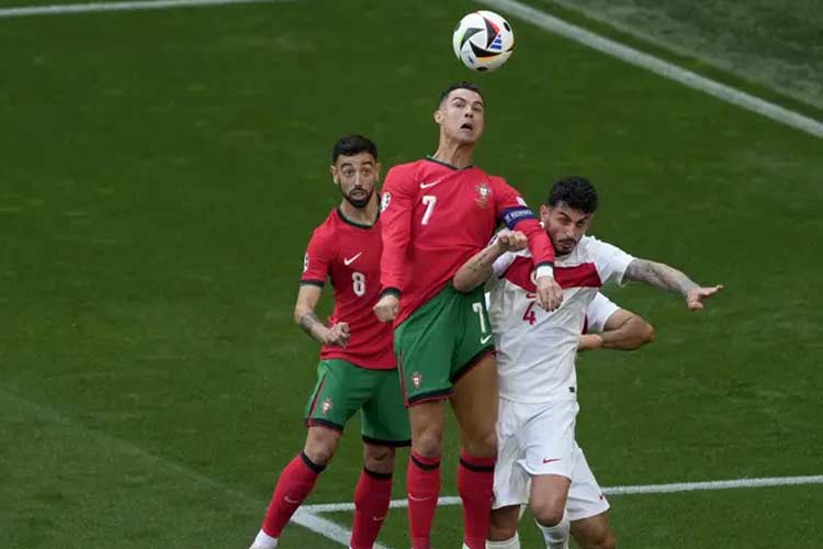 Cristiano Ronaldo saat mencoba untuk mencetak gol ke gawang Turki di pertandingan kedua grup F Euro 2024 di stadion Signal Iduna Park (foto: AP)