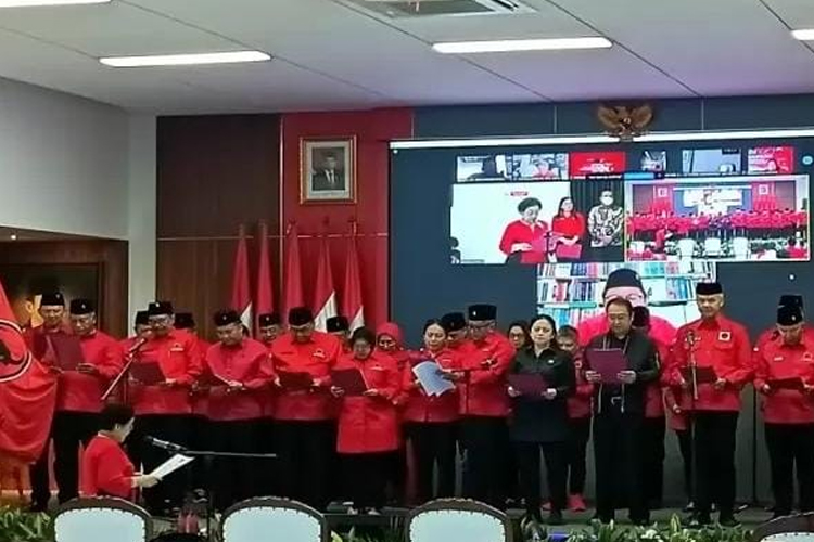 Megawati Saat melantuk Ganjar dan Ahok bersama pengurus DPP PDI Perjuangan lainnya.