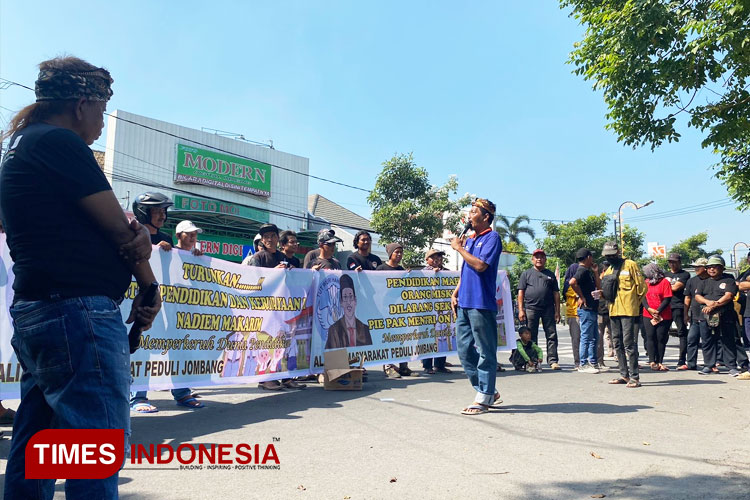 Suasana warga demo di depan DPRD Jombang minta Nadiem Makarim dicopot dari jabatan Menteri Mendikbud Ristek, Jumat (5/7/2024). (FOTO: Rohmadi/TIMES Indonesia)