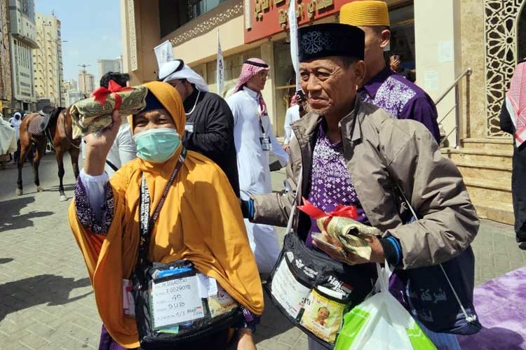 Indonesian Hajj pilgrims heading to AMAA Madinah. (Photo: MCH 2024 Kemenag RI)