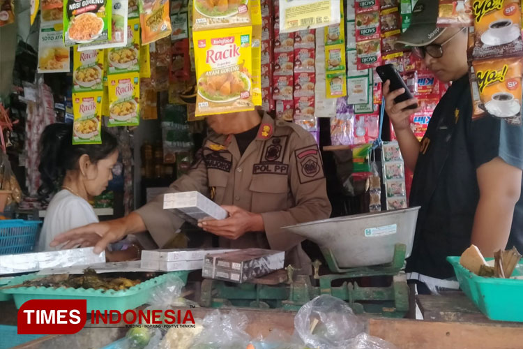 Operasi pemberantasan rokok ilegal ini di toko kelontong, di wilayah Kecamatan Sambeng, Kamis, (4/7/2024). (FOTO: Humas Kominfo for Times Indonesia)