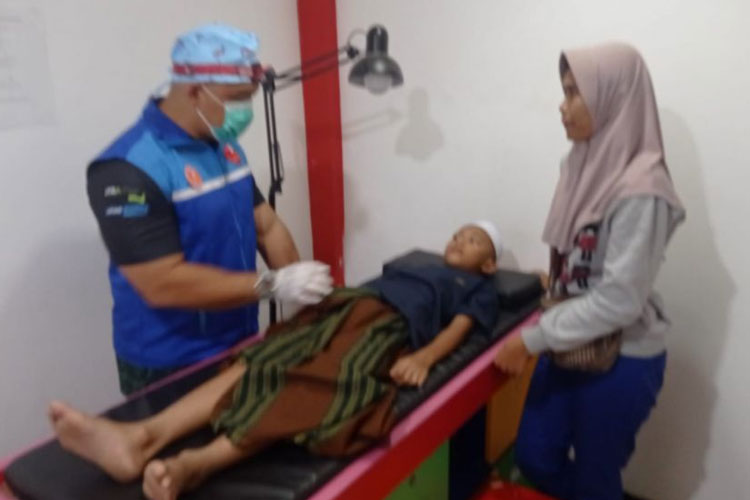 Anak-anak mengikuti sunat massal yang diselenggarakan oleh Hansaplast di Rumah Sunat dr. Mahdian, Surabaya, Jumat (5/7/2024).(Foto : Lely Yuana/TIMES Indonesia)