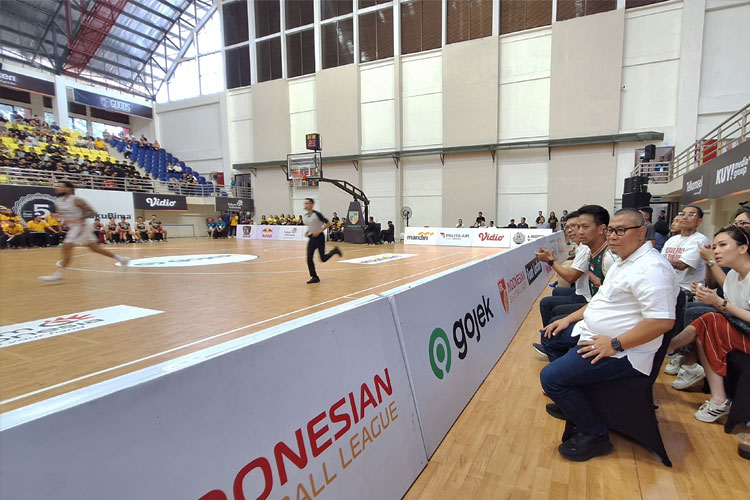 Momen Ketua DPD Gerindra Yogyakarta Nonton Pertandingan Basket Bareng Cucu Sultan HB X