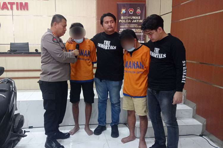 Dua pelaku pencurian dengan kekerasan hingga menewaskan mahasiswa UINSA, tertangkap Ditreskrimum Polda Jatim