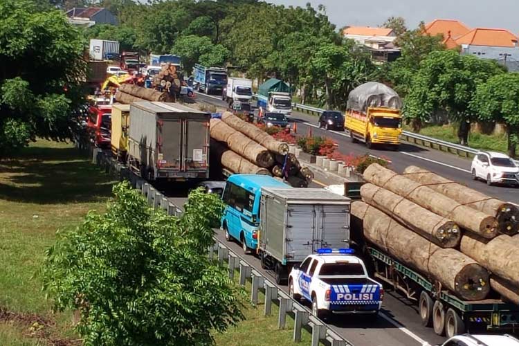 Breaking News! Kecelakaan Maut di Tol Kebomas Gresik Libatkan Mobil Elf VS Truck Trailer