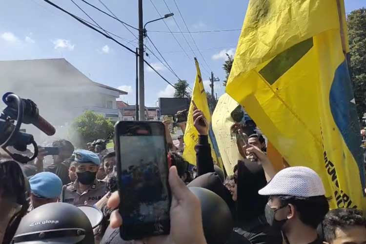 Demo Mahasiswa di Lumajang Berakhir Ricuh, Polisi Turunkan Water Cannon