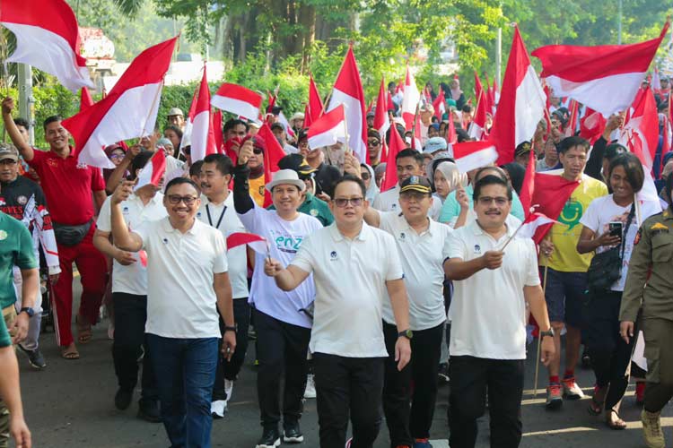 Pj Gubernur Adhy jalan sehat bersama tujuan masyarakat menyambut Tahun Baru Islam 1 Muharram 1446 H/ 2024 di Halaman Timur Masjid Nasional Al Akbar Surabaya, Sabtu (6/7/2024) pagi.(Dok.Humas Pemprov Jatim)